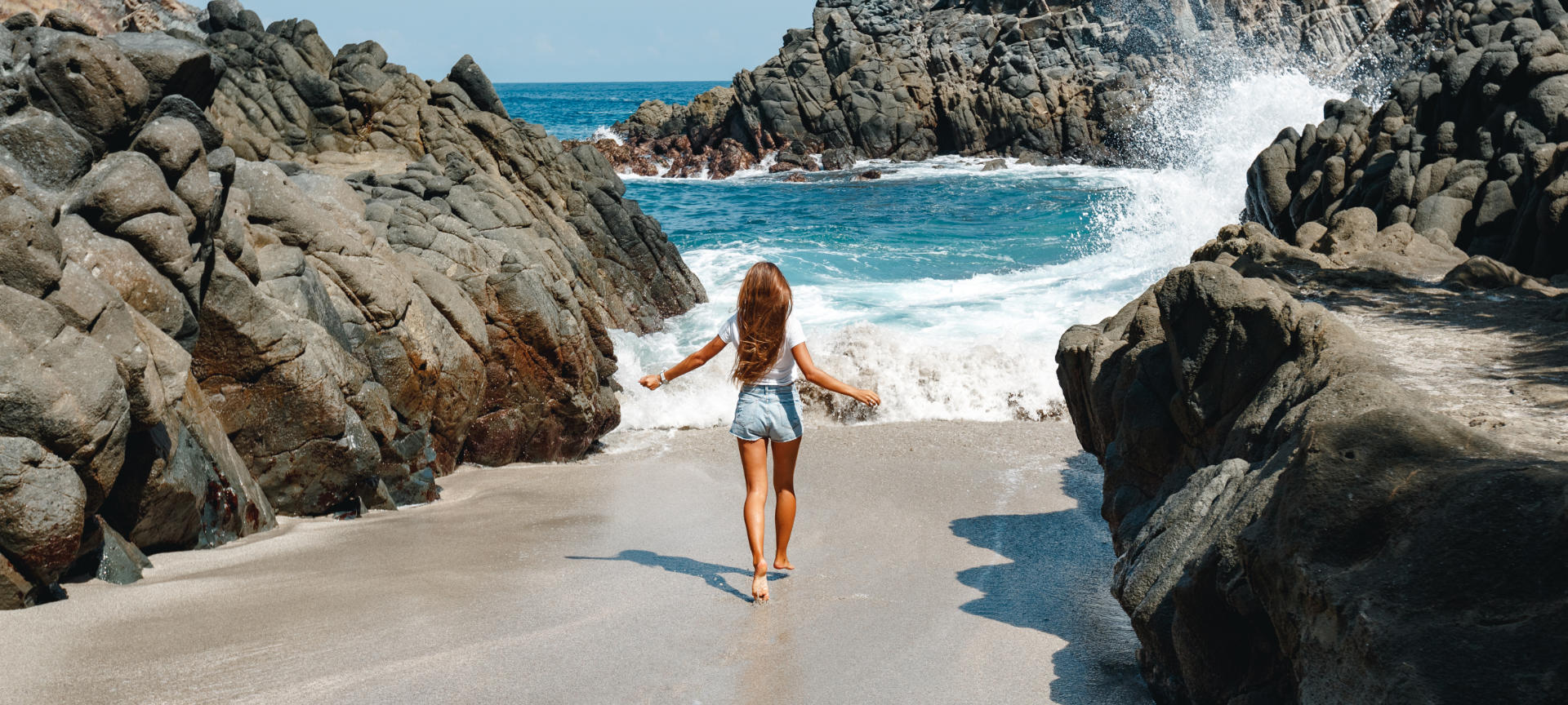 Девушка отдыхает на пляже в северной части Испании