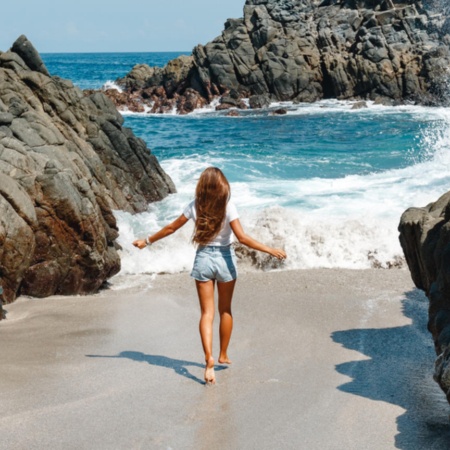 Ragazza in una spiaggia del nord della Spagna