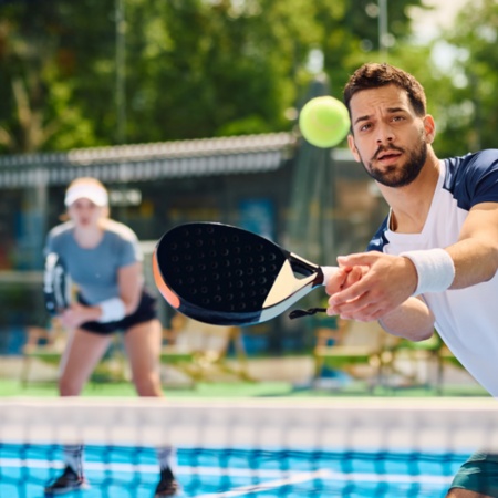 Padel-Tennisspieler im Freien