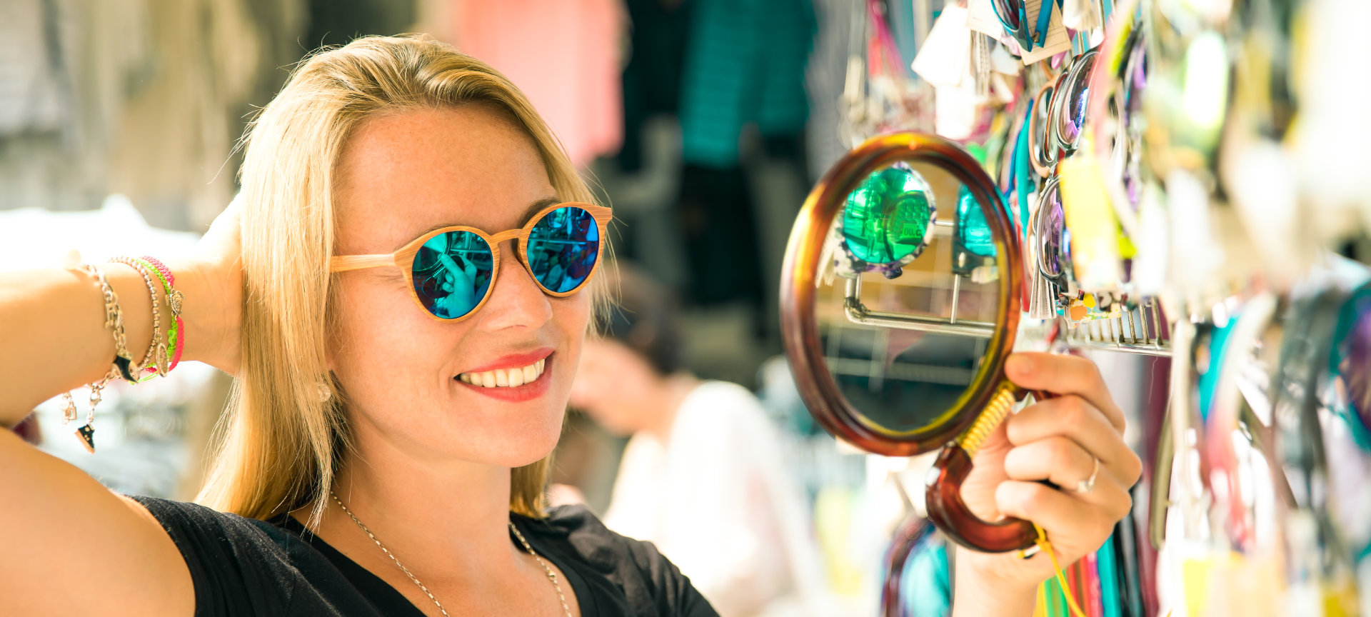 Touriste essayant des lunettes sur un marché Touriste essayant des lunettes sur un marché