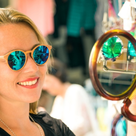 Turista experimentando óculos em uma feira