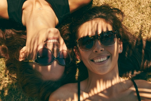 Chicas felices tomando el sol