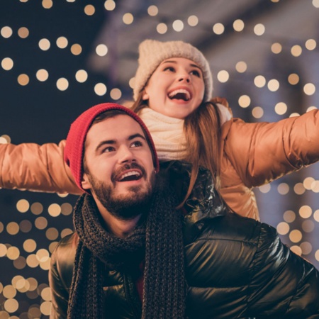 Turistas disfrutando de la navidad