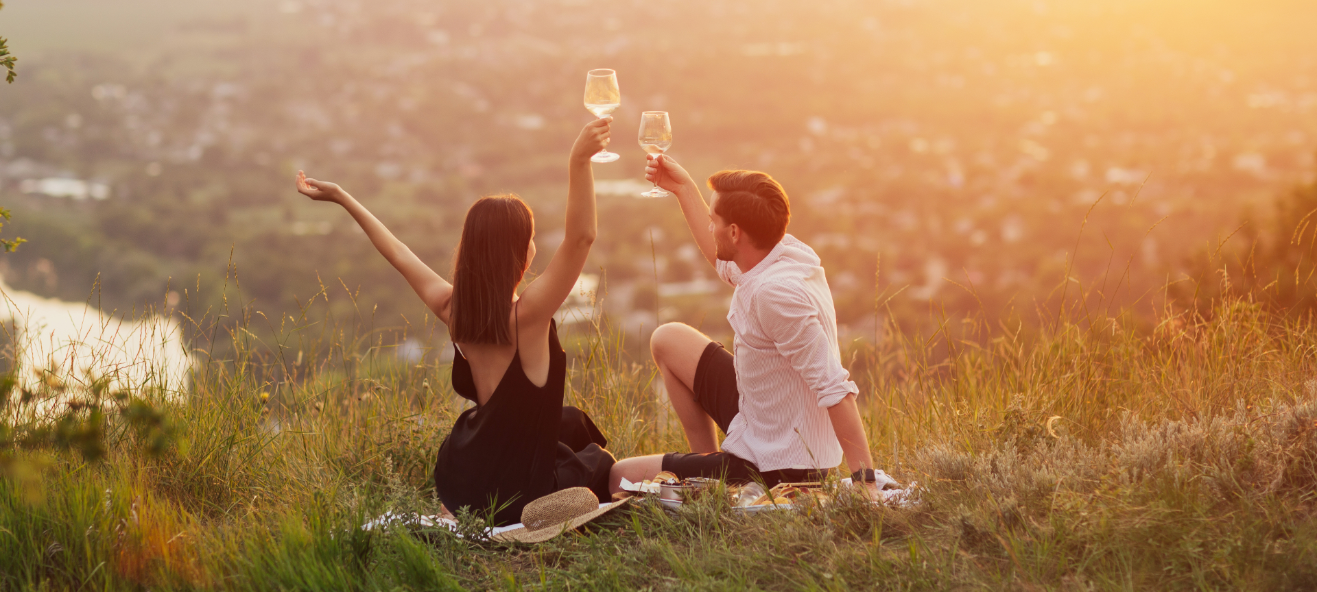 Pärchen genießt den Sonnenuntergang im Park