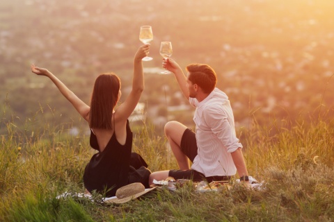 Couple profitant du coucher de soleil dans le parc