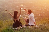 Pareja disfrutando de la puesta de sol en el parque