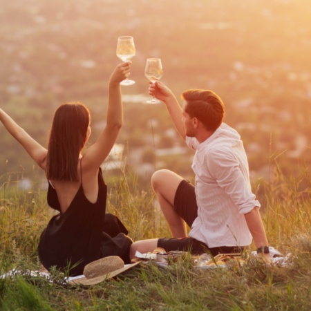 Pareja disfrutando de la puesta de sol en el parque