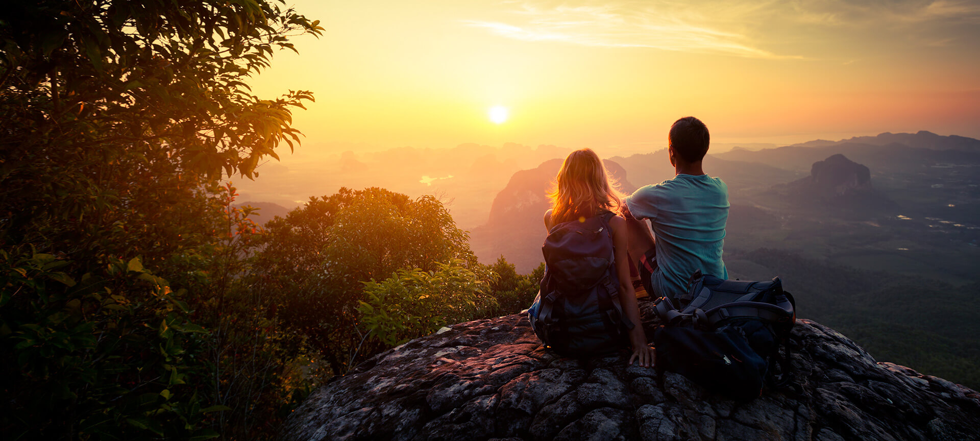 Pareja observando el atardecer Pareja observando el atardecer