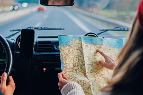 Ragazza che consulta una mappa della Spagna in un'automobile