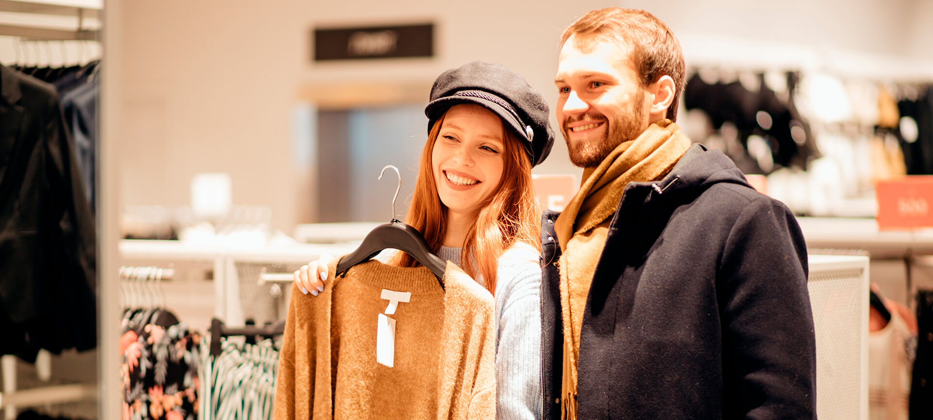 Девушка, делающая покупки на рынке хиппи.