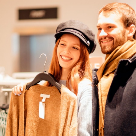 Ragazza che fa shopping in un mercatino hippie