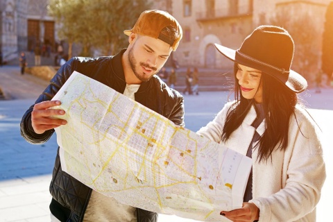 Una giovane coppia consulta una mappa a Barcellona