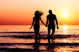 Ein Paar genießt den Sonnenuntergang am Strand
