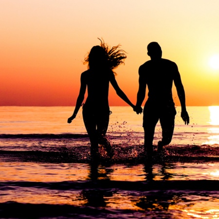 Para na plaży podczas zachodu słońca