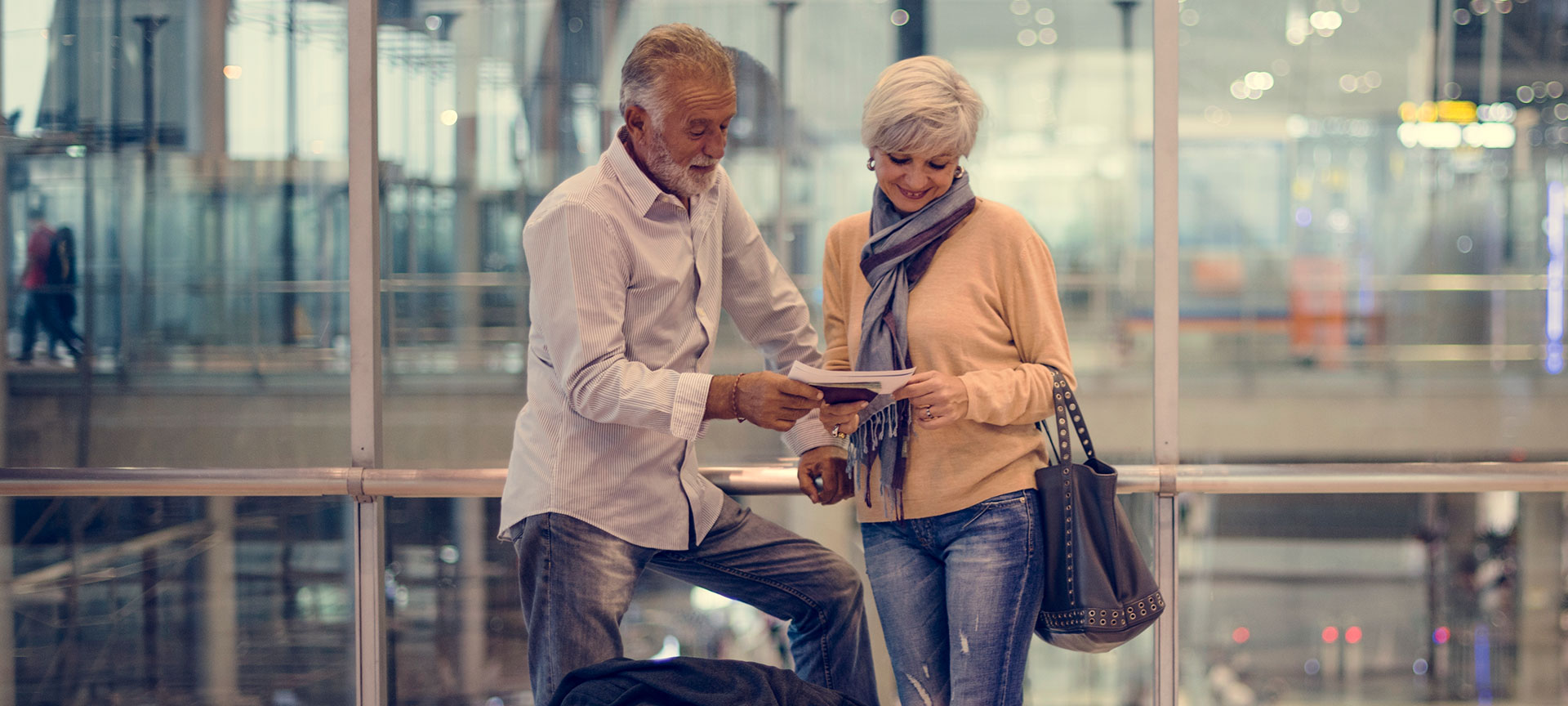空港のカップル