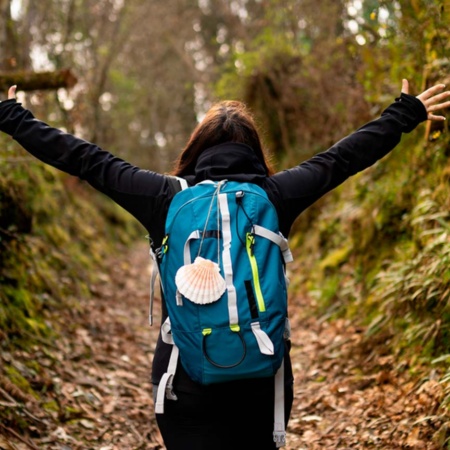 Pielgrzym na szlaku pielgrzymkowym Camino de Santiago