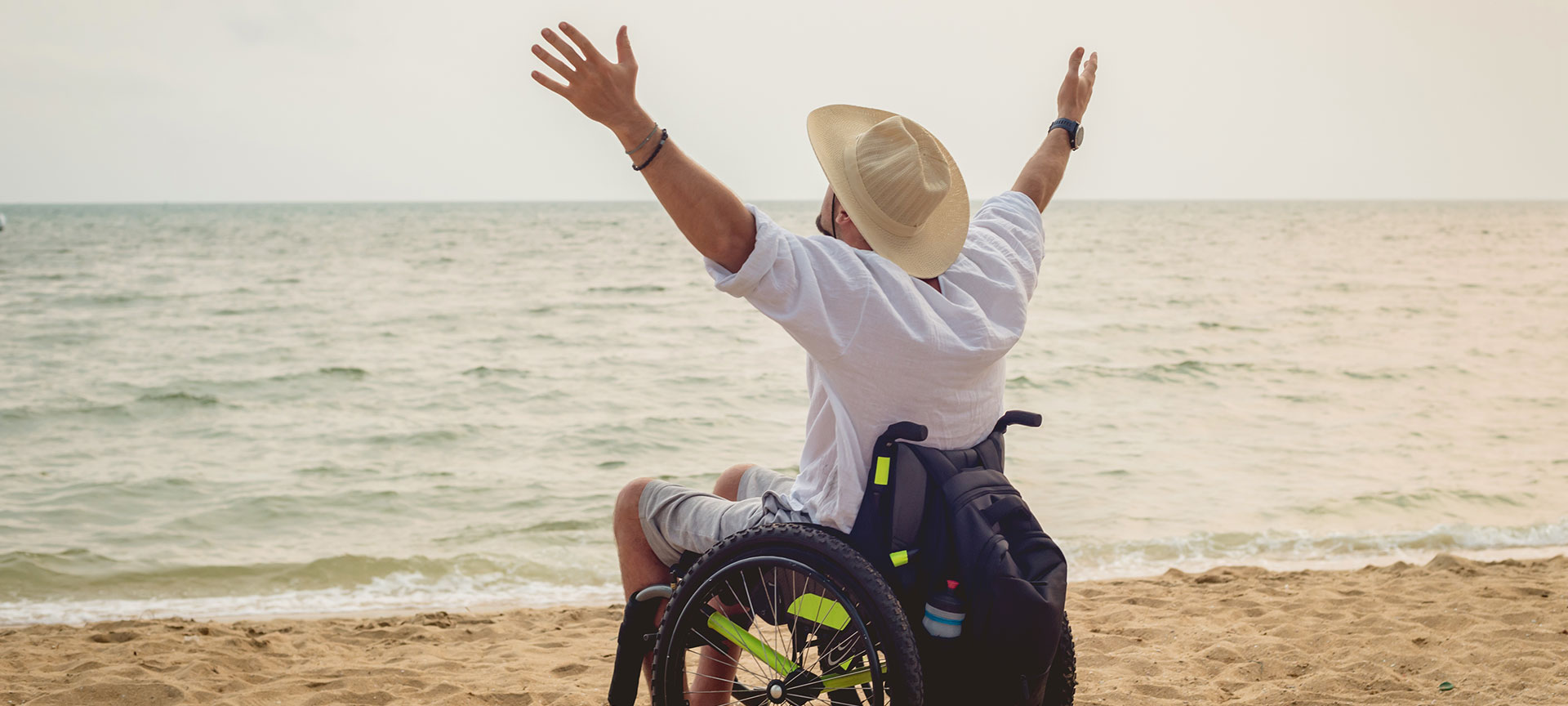 Personne handicapée en fauteuil roulant sur la plage Personne handicapée en fauteuil roulant sur la plage