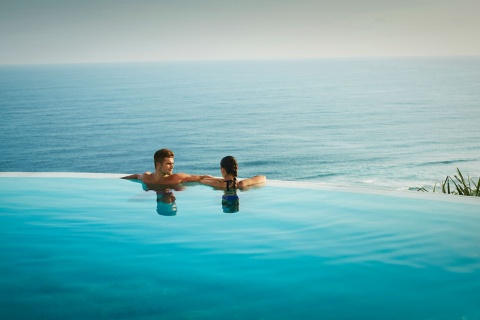 Touristes se détendant dans une piscine