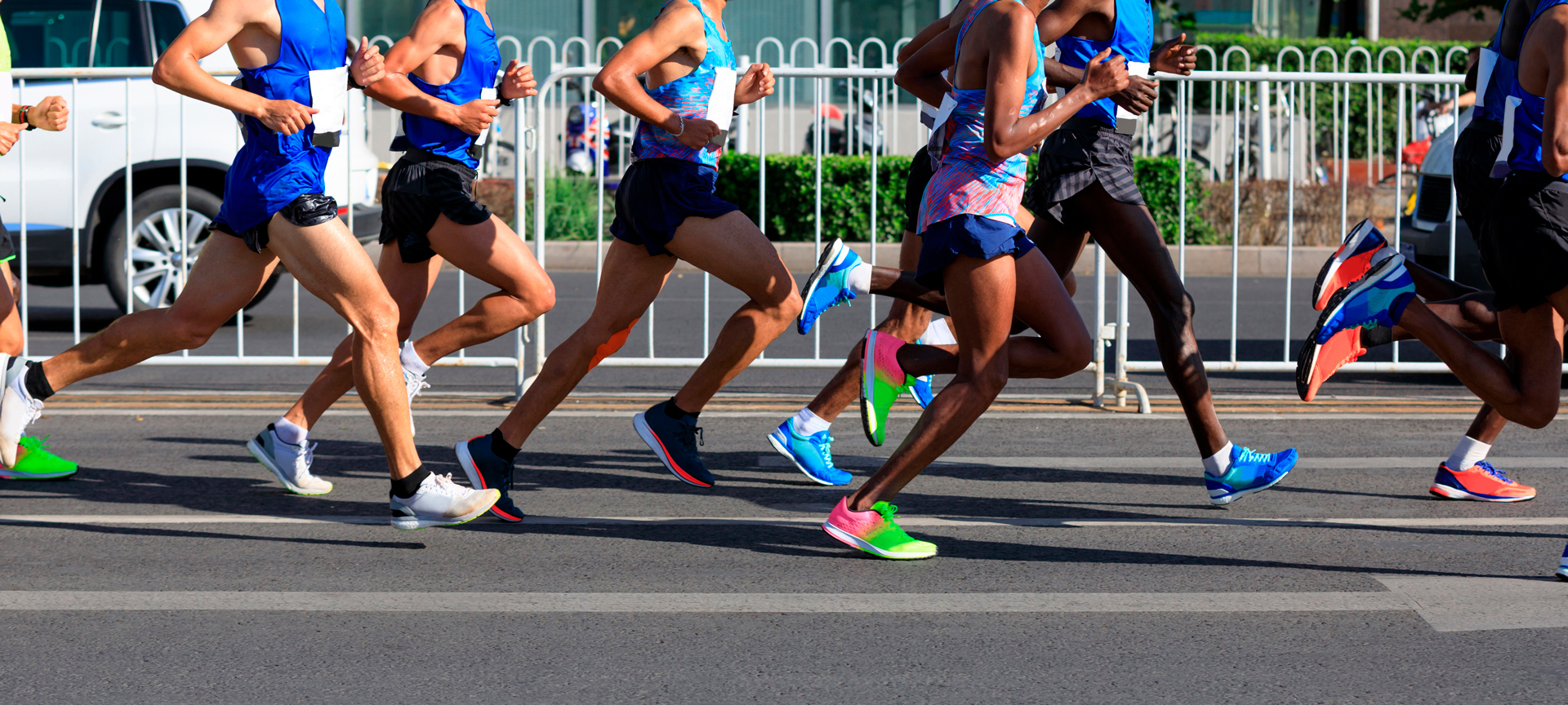 Detalhe de runners correndo em uma maratona