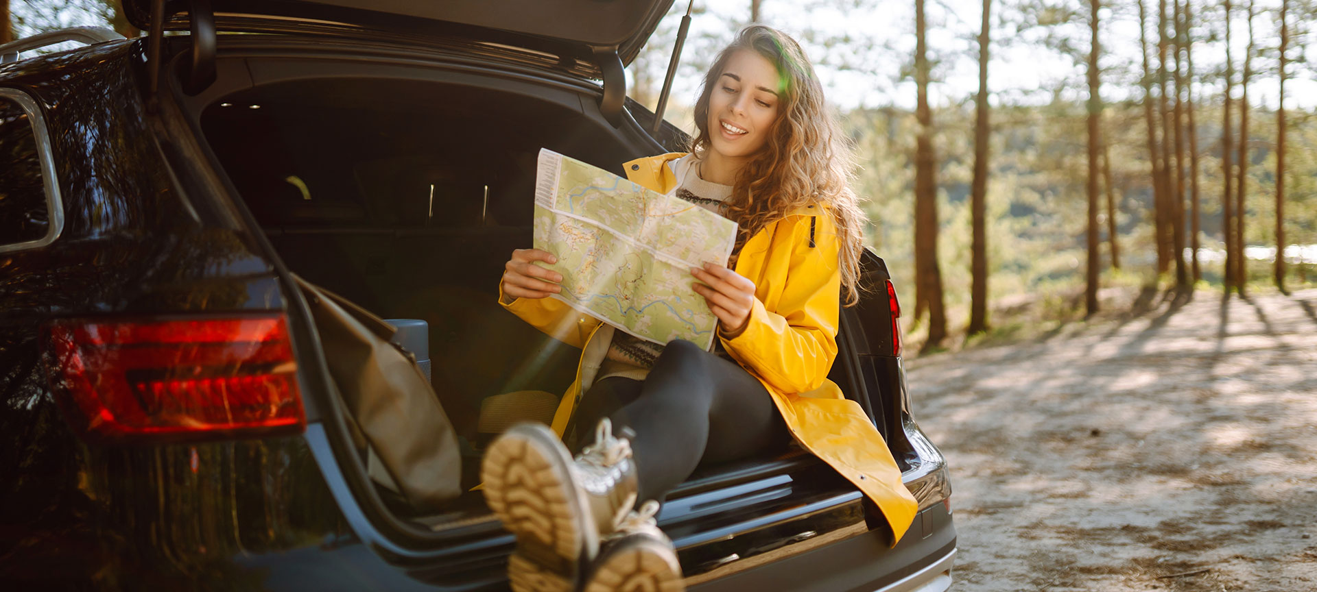 Person liest eine Karte Person liest eine Karte