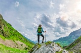 ピレネー山脈のハイキングコース中の風景を眺めるハイカー