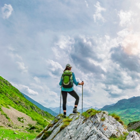Escursionista che ammira il panorama lungo un percorso sui Pirenei