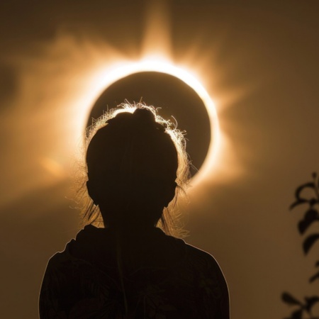 Silhouette di una persona che osserva l'eclissi solare