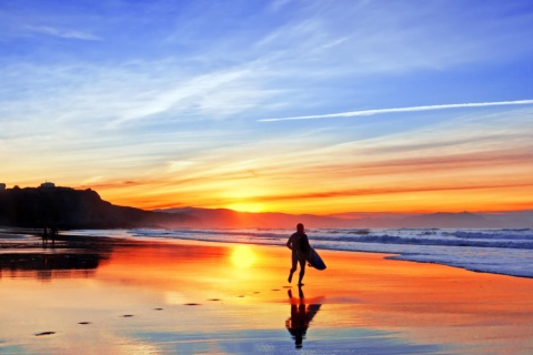 Surfista na praia no município de Sopelana, Bizkaia.