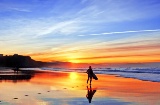 Surfista nella spiaggia del comune di Sopelana, Bizkaia.