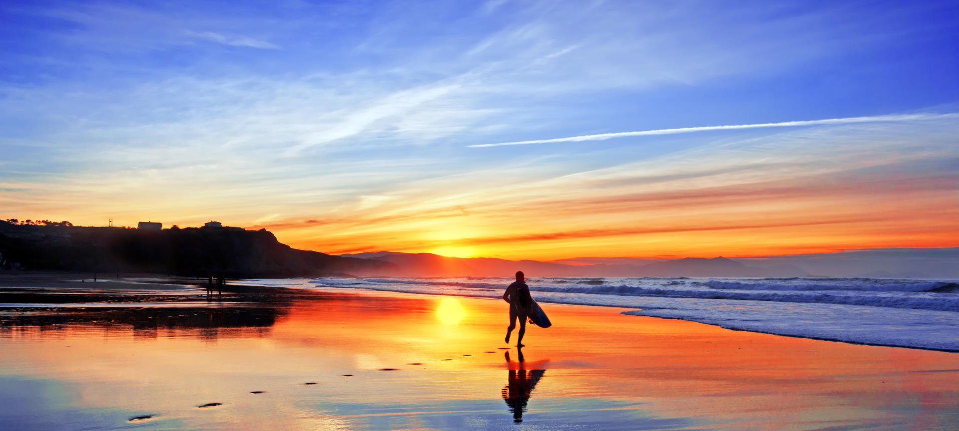 Surfista na praia no município de Sopelana, Bizkaia. Surfista na praia no município de Sopelana, Bizkaia.