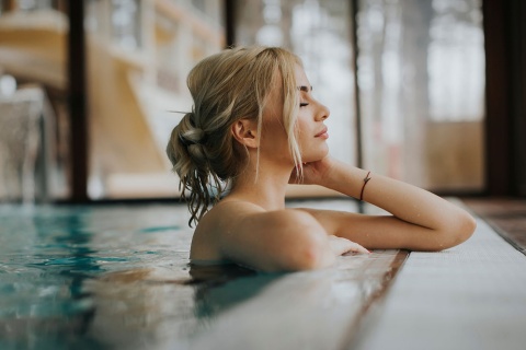 Turista relajándose en la piscina