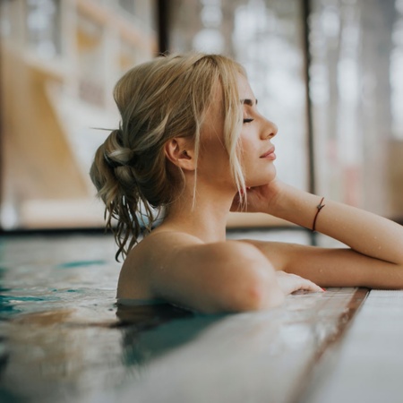 Un turista si rilassa in piscina