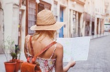 Uma turista passeia pela cidade com um mapa