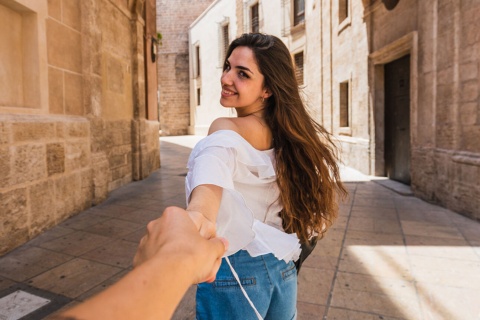 Turista em uma cidade monumental da Espanha