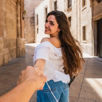 Turista in una città monumentale spagnola