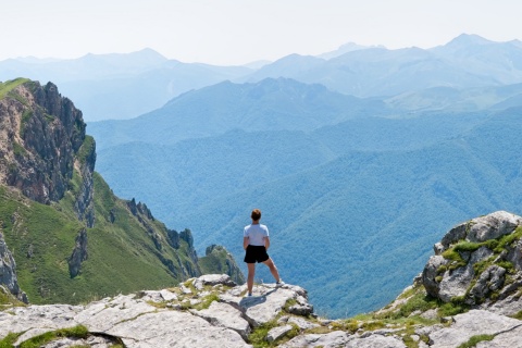 Turista en el pico de una montaña