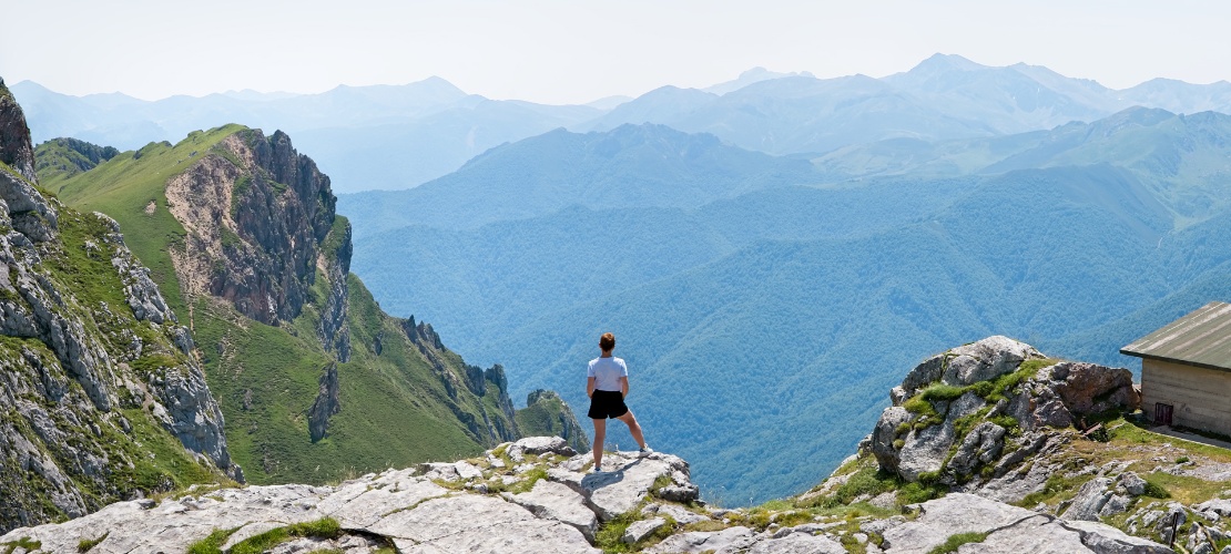 Turista en el pico de una montaña