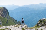 Turista in cima a una montagna