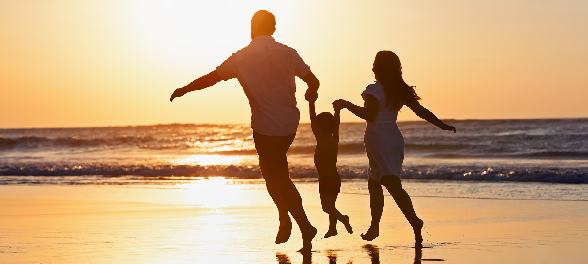 Turistas aproveitando o pôr do sol com seu bebê Turistas aproveitando o pôr do sol com seu bebê