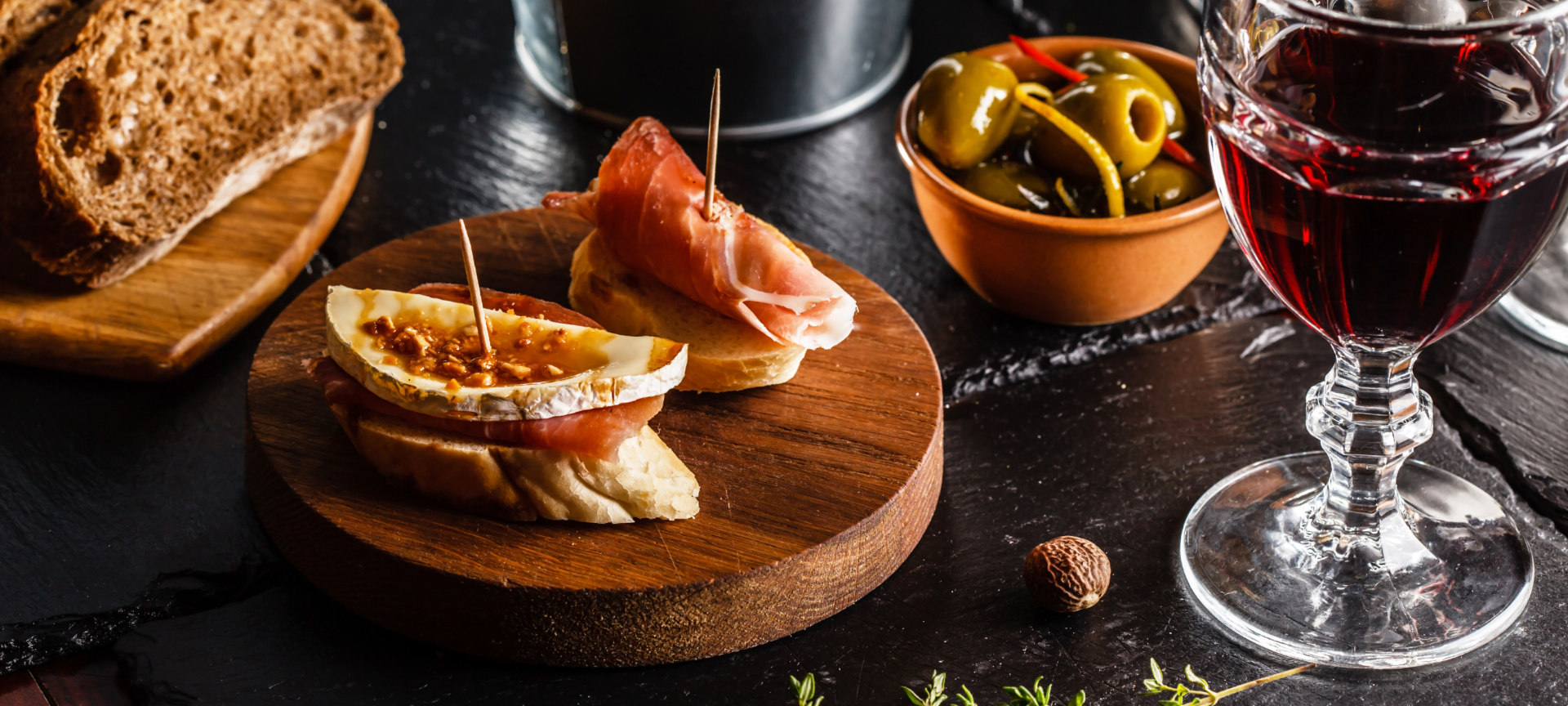 Tapas délicieuses servies avec une boisson Tapas délicieuses servies avec une boisson