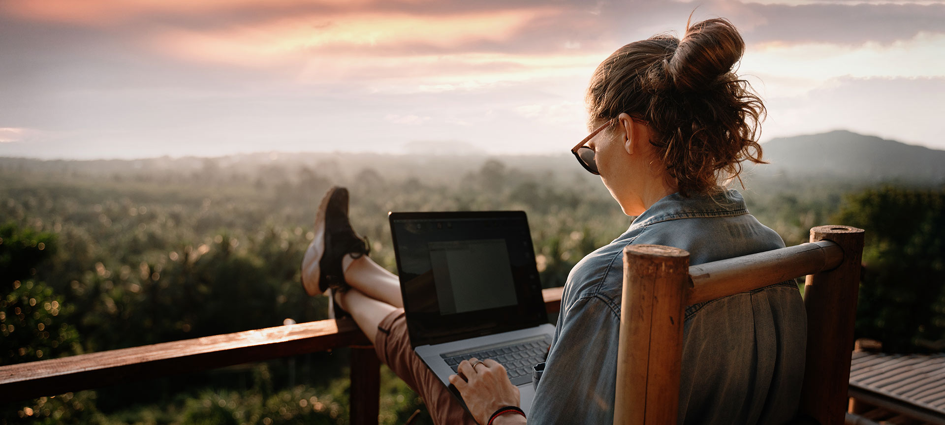 Chica trabajando con vistas a la naturaleza Chica trabajando con vistas a la naturaleza