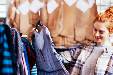 Donna che guarda un vestito