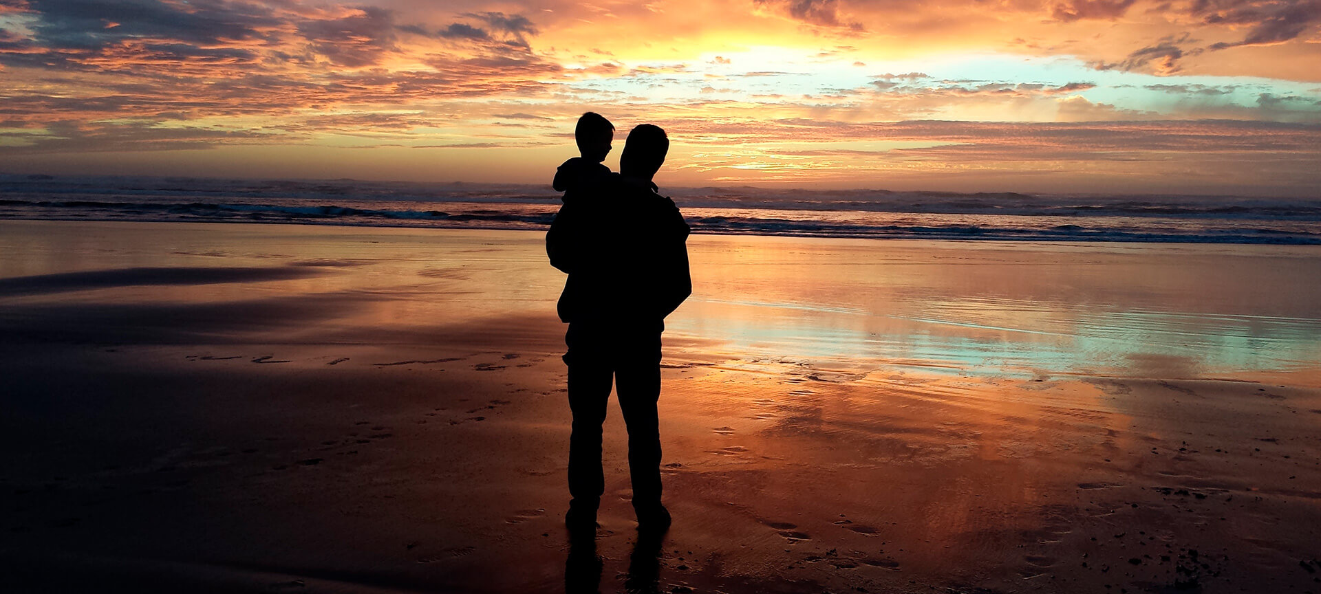 Pai na praia com seu filho Pai na praia com seu filho