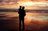 Un père et son fils sur une plage