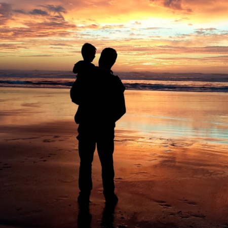 Pai na praia com seu filho