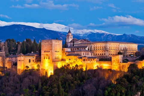 Vista general de La Alambra al amanecer, en Granada (Andalucía)