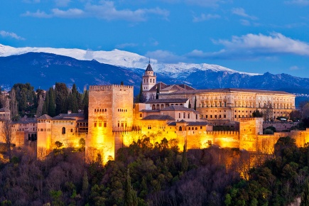 Vista geral de La Alhambra ao amanhecer, em Granada (Andaluzia)