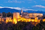 Vista general de La Alambra al amanecer, en Granada (Andalucía)
