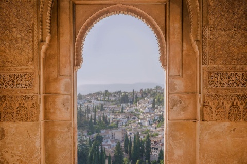Вид на Альбайсин из Альгамбры в Гранаде.