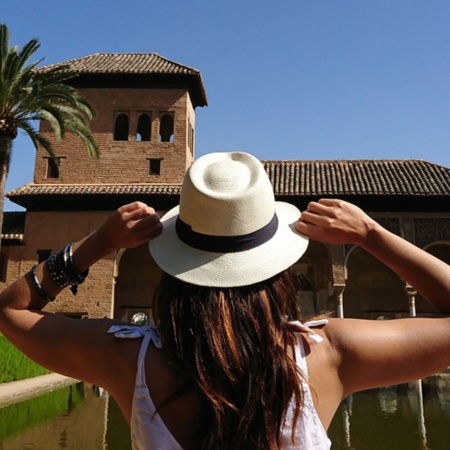 Turista na Alhambra de Granada